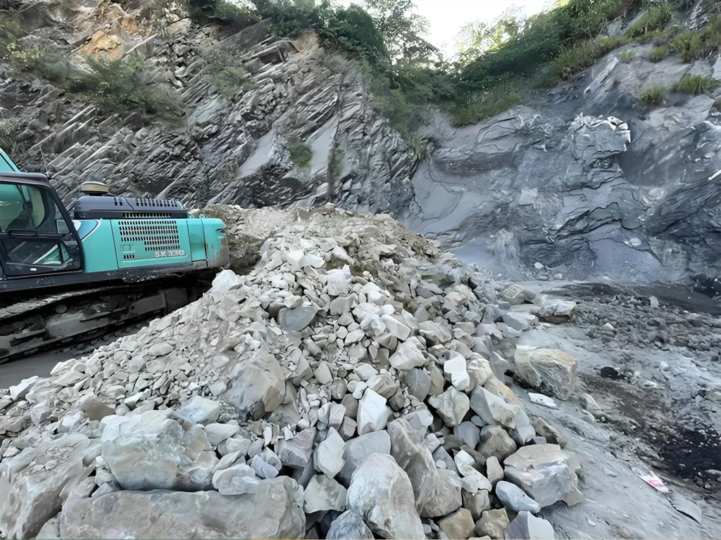 石灰石破碎设备:石灰石用什么破碎机?哪种破碎机比较好用? 1 石灰石破碎设备